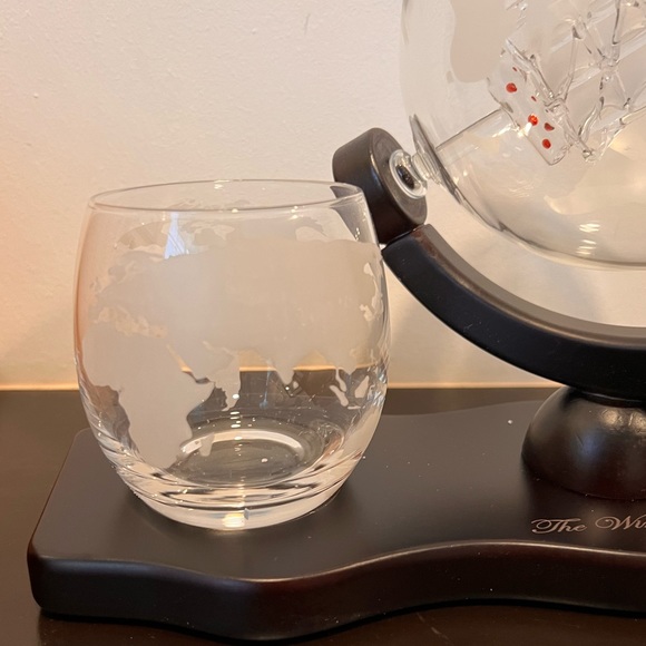 Globe Decanter w/two glasses. - Picture 3 of 5